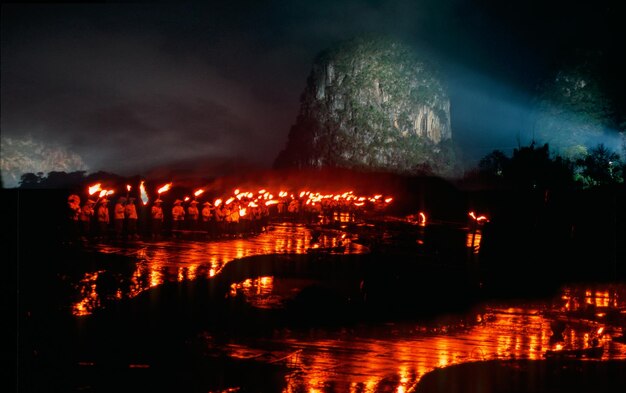 Photo vue du lac illuminé contre le ciel la nuit