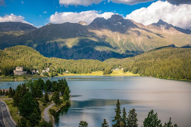 Photo vue du lac de saint-moritz en suisse