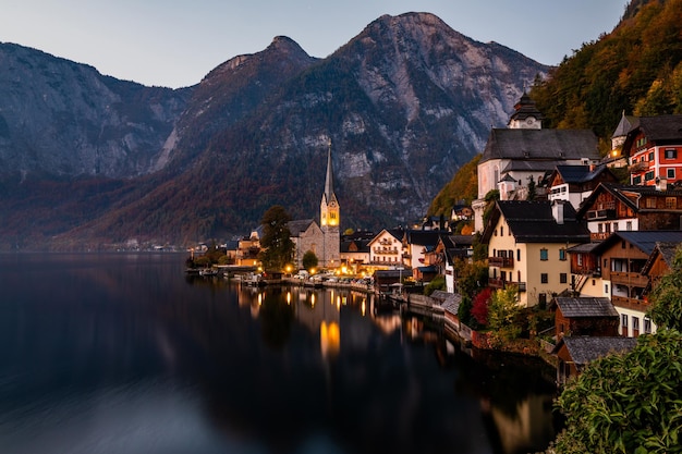 Vue du lever du soleil sur le célèbre village de montagne de Hallstatt avec le lac Hallstatter Autriche