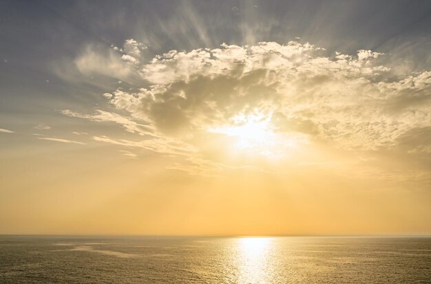 Vue du lever du soleil depuis la mer près de l'île de Santorin, Grèce.