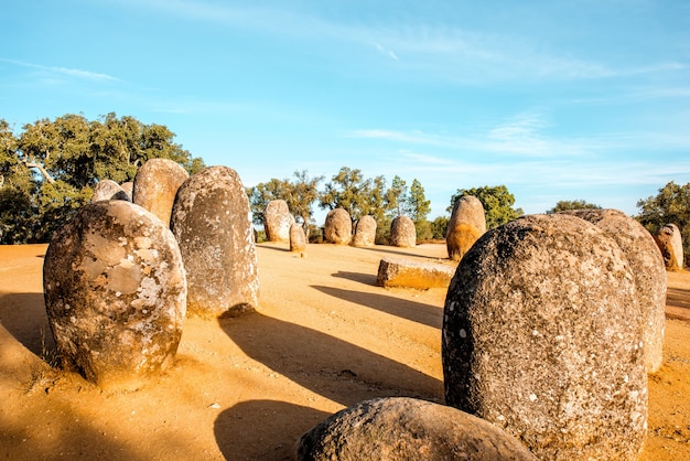 Vue du lever du soleil sur les pierres menhirs dans le monument mégalithique de Cromelech dos Almendres au Portugal