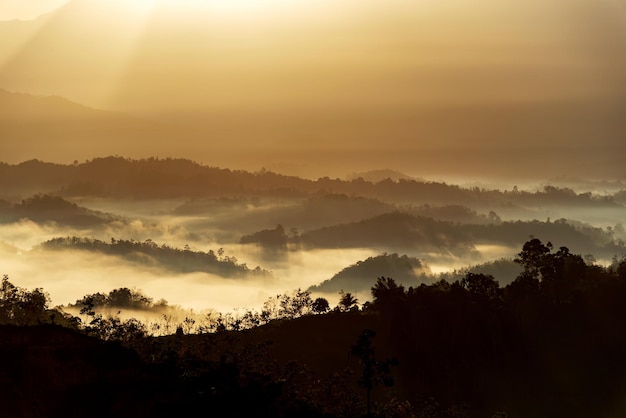 Vue du lever du soleil avec rayon de soleil sur la montagne à Sabah Bornéo Malaisie