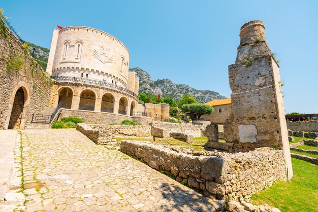 Vue du magnifique château de Kruja en été En voyage en Albanie