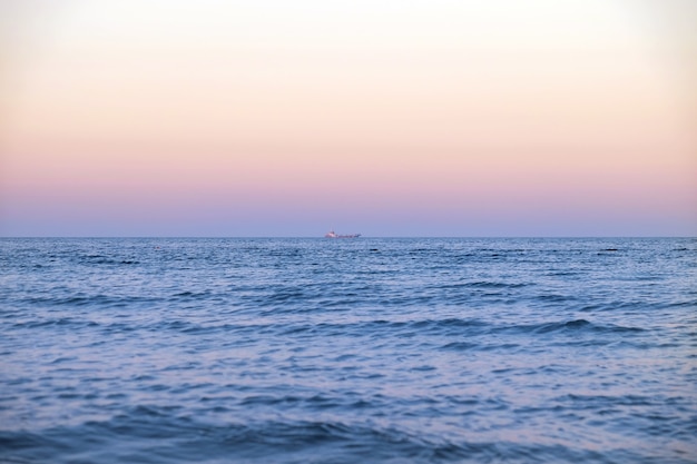 Vue du magnifique coucher de soleil sur la plage