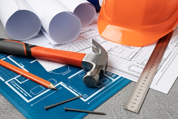 Vue du marteau en acier avec d'autres éléments de construction et outils