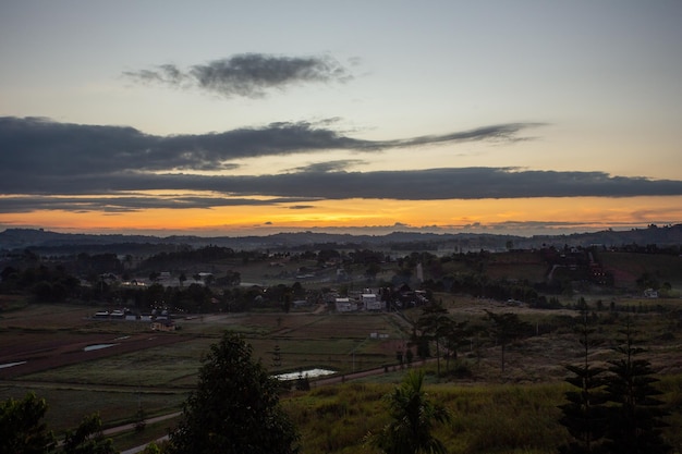 Vue du matin au lever du soleil du matin nuages dans des couleurs cramoisies orange