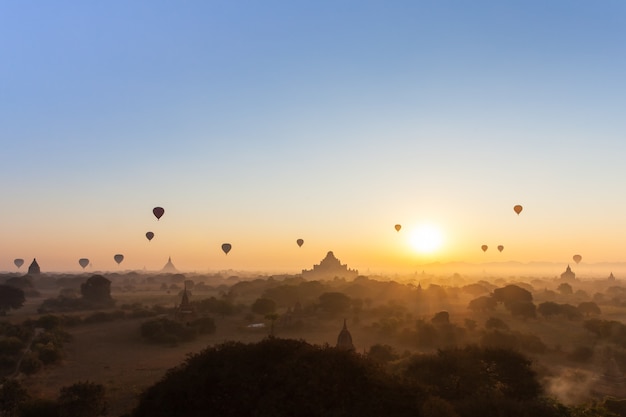 Vue du matin à Bagan, Myanmar