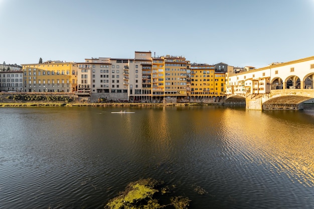 Vue du matin sur le célèbre vieux pont de florence italie