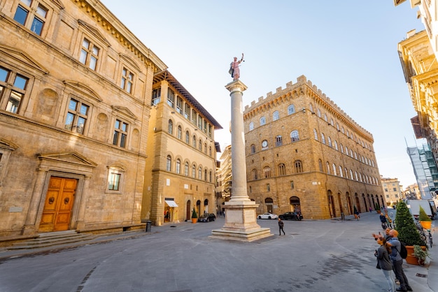 Vue du matin sur la piazza santa trinita à florence