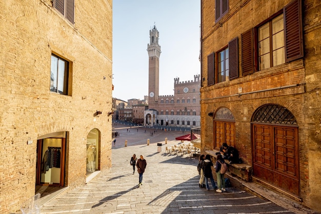 Vue du matin sur la place principale de la ville de sienne en italie