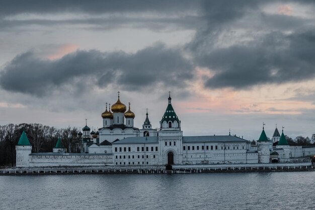 Vue du monastère d'Ipatiev à Kostroma au coucher du soleil