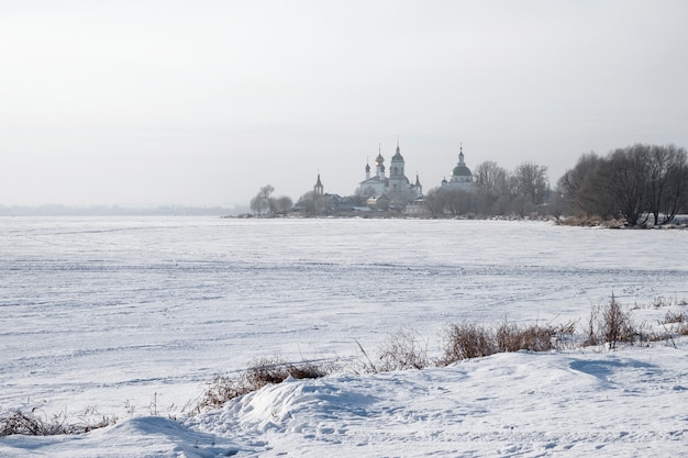 Vue du monastère orthodoxe russe dans un paysage enneigé