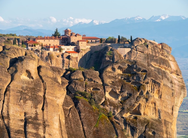 Vue du monastère de Varlaama dans les montagnes Meteora en Grèce