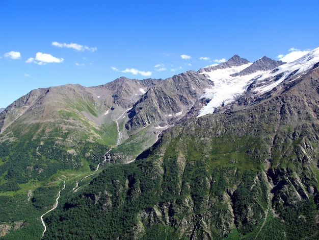 Vue du mont Cheget au mont Elbrouz recouvert de neige, la plus haute montagne d'Europe, Caucase