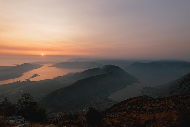 Vue du mont lovcen au soleil couchant sur la baie du monténégro