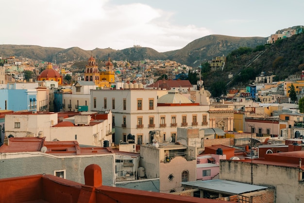 Vue du monument el pepila et de la ville colorée de Guanajuato au Mexique