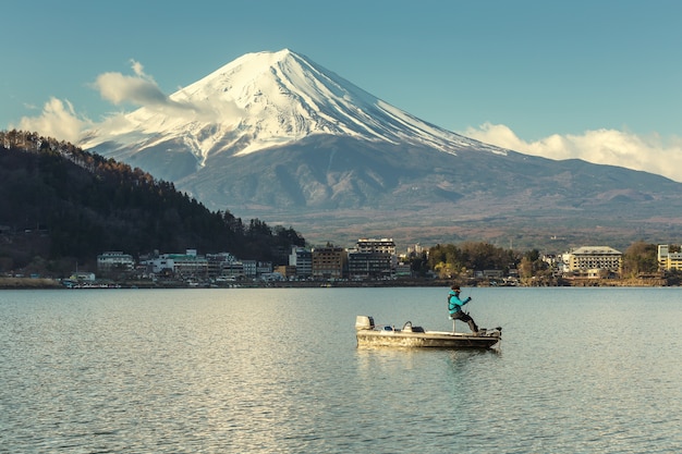 Vue du Mt.Fuji au lever du soleil avec un pêcheur du lac kawaguchiko yamanishi Japon