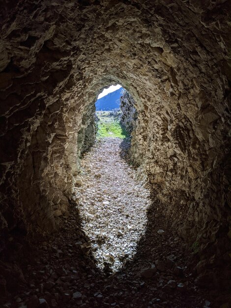 Photo vue du mur à travers un trou de roche