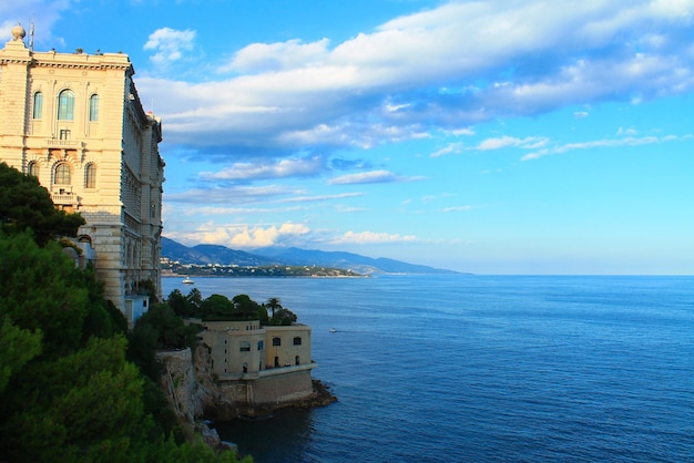 Vue du Musée Océanographique Cousteau sur la falaise au-dessus de la mer MonacoVille Principauté de Monaco