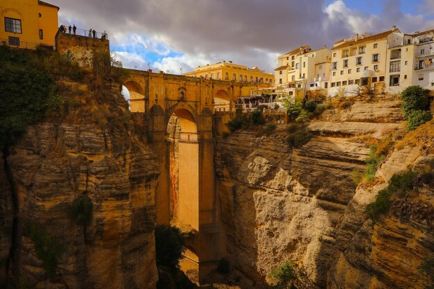 Photo vue du nouveau pont puente nuevo dans la province de ronda à malaga, en espagne