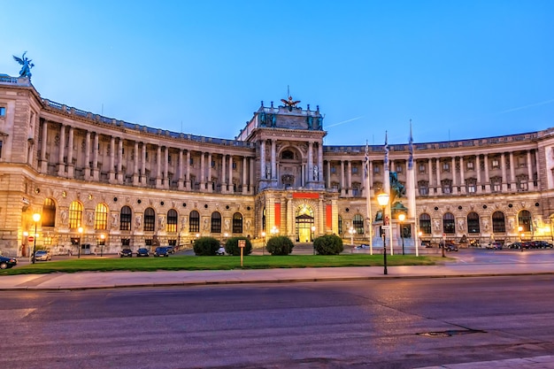 Vue du palais de Hofburg le soir dans les lumières Vienne Autriche