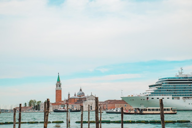 Vue du paquebot de croisière dans le concept de voyage du port de venise