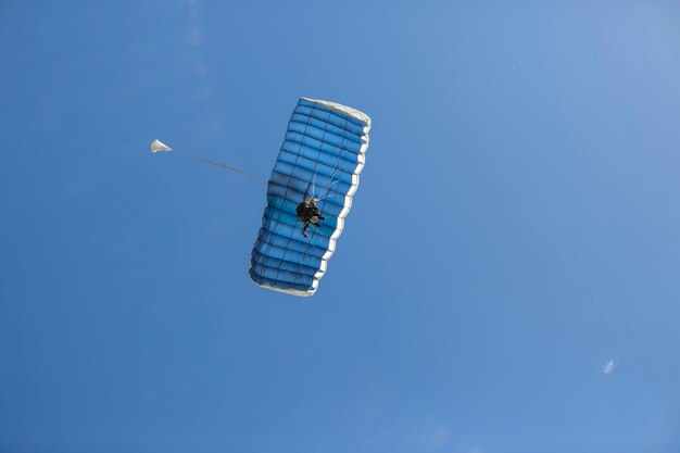 Vue du parachute descendant avec deux personnes