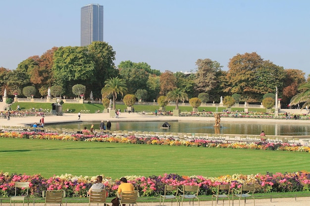 Vue du parc du Luxembourg à Paris avec des fleurs épanouies