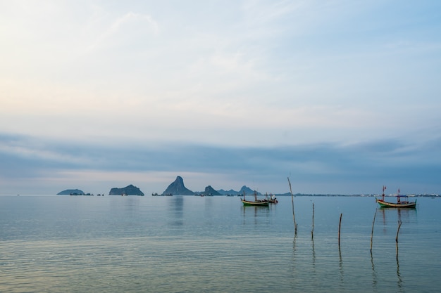 Vue du parc forestier de Khao Ta Mong Lai avec un bateau dans la mer