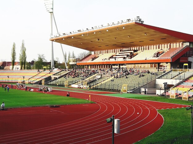 Photo vue du parc sportif sur un ciel dégagé