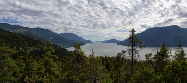 Vue du paysage canadien au cours d'une journée d'été nuageux