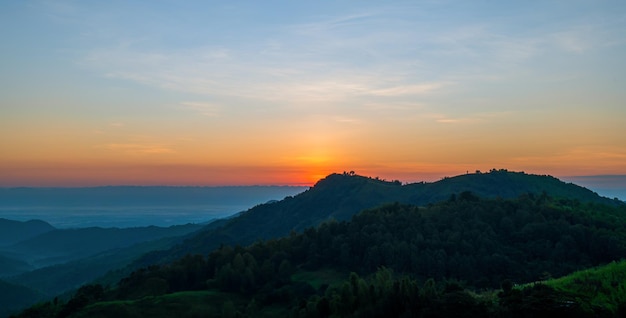 Photo vue du paysage des collines et des montagnes de nive au coucher du soleil sur le fond du ciel