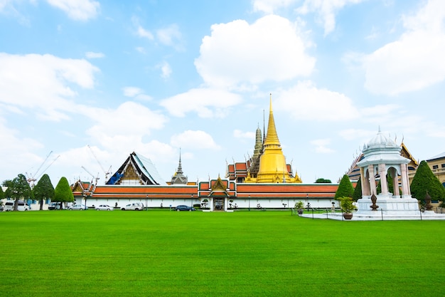 Vue du paysage du Grand Palais, Temple du Bouddha d&#39;émeraude (Wat pra kaew) à Bangkok, en Thaïlande.