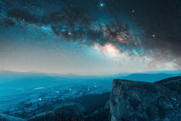 Vue du paysage du haut d'une colline la nuit dans la vallée de l'elqui au-dessus de la ville