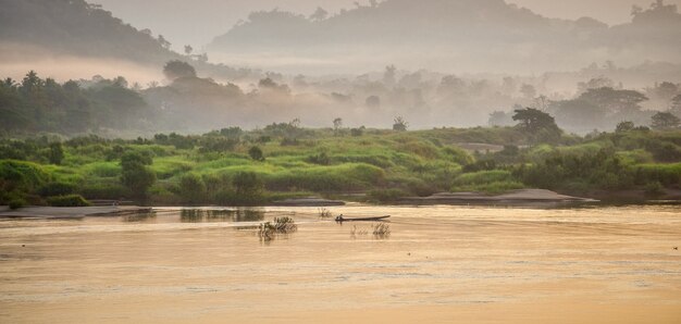 Vue du paysage et de l&#39;écoulement de l&#39;eau dans la rivière Mae Khong en matinée en Thaïlande