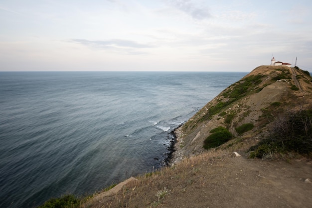 Vue du paysage des falaises et de la mer au cap Emine, côte de la mer Noire, Bulgarie