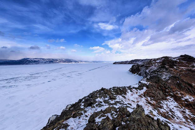 Vue du paysage d'hiver en Sibérie avec le lac Baïkal gelé au loin. L'hiver en Russie