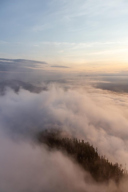 Vue du paysage de montagne canadien couvert de nuages