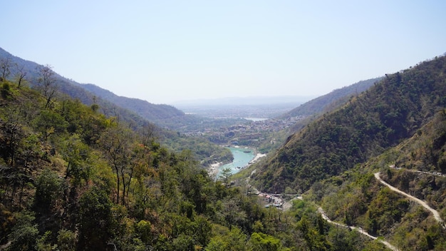 Vue du paysage des montagnes et de la rivière