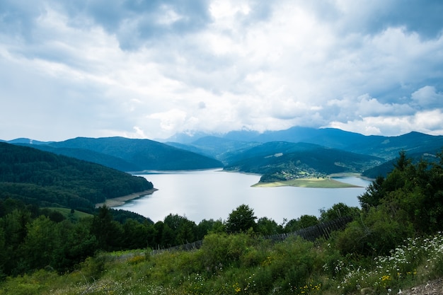 Vue du paysage nuageux du lac Bicaz en Roumanie