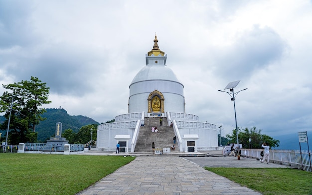 Vue du paysage de la pagode de la paix mondiale à Pokhara, au Népal