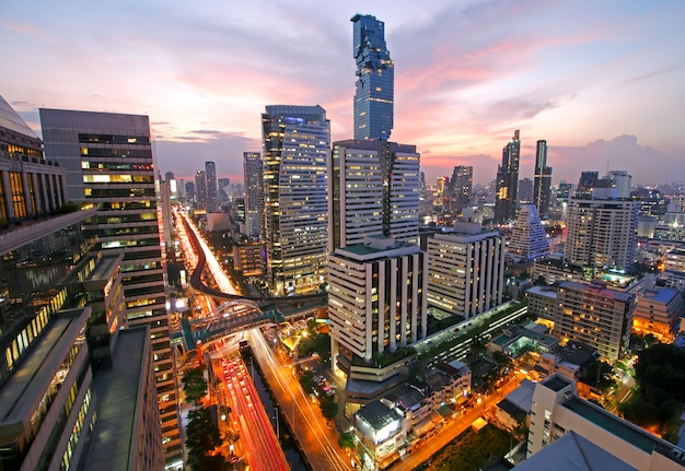 Vue du paysage urbain de Bangkok, immeubles de bureaux modernes