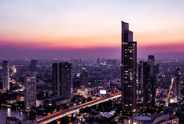 Vue du paysage urbain de Bangkok à minuit