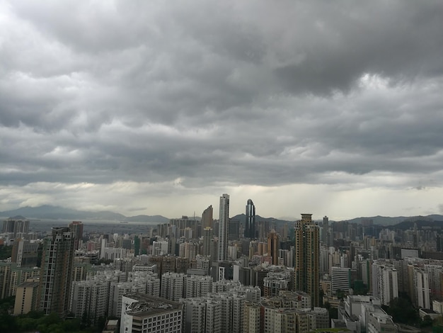 Vue du paysage urbain sur un ciel nuageux