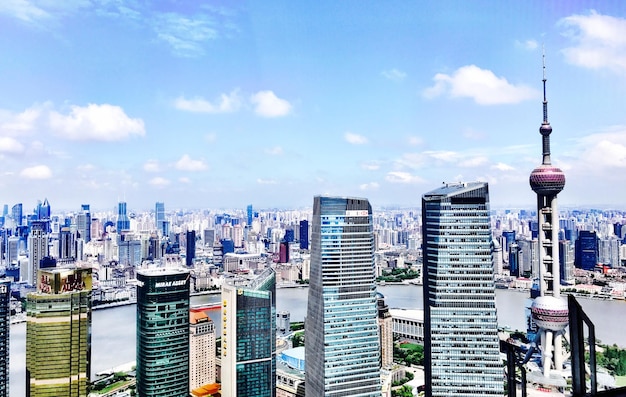 Vue du paysage urbain sur un ciel nuageux