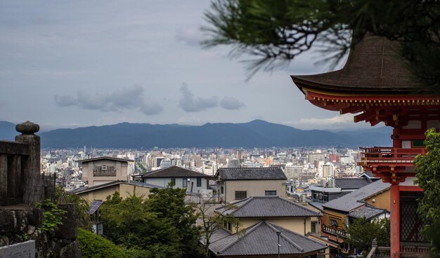 Vue du paysage urbain contre un ciel nuageux