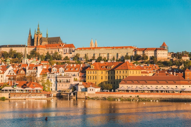 Vue du paysage urbain de prague au lever du soleil