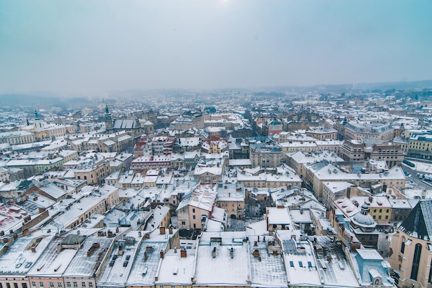 Vue du paysage urbain de la vieille ville européenne à l'heure d'hiver