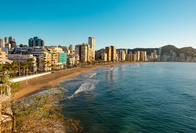 Photo vue du paysage d'une ville côtière en espagne à la fin de l'été