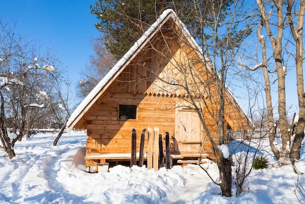 Vue du petit chalet en bois et des skis larges